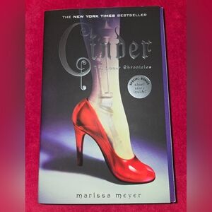 Cinder: Book One of the Lunar Chronicles -- Marissa Meyer. Softcover New